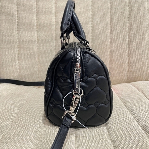 🔹️Betsey Johnson🔹 Black Heart Quilted Medium Barrel Satchel XOJEAN Chain Skull - Picture 3 of 6